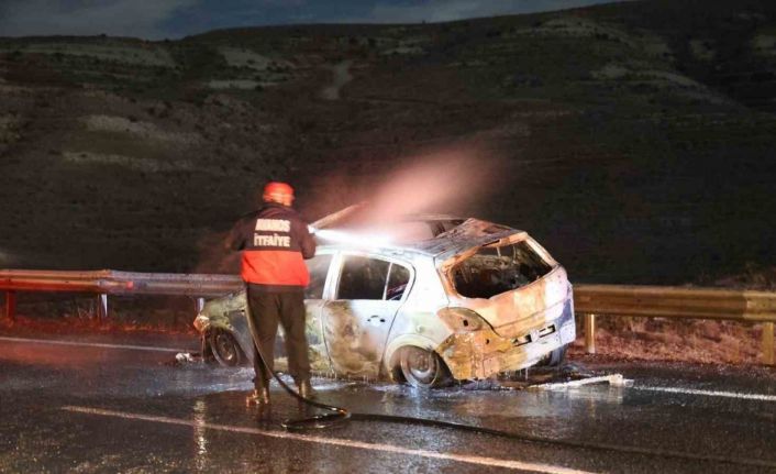 Otomobil ile motosiklet çarpıştı, 2 araç da alev alev yandı: 2 yaralı