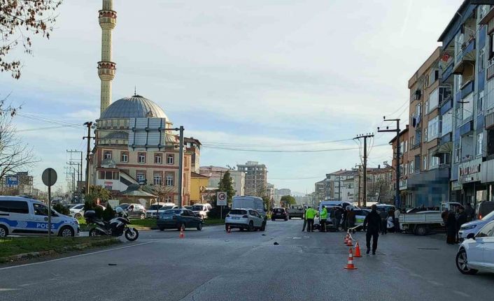 Otomobilin çarptığı motosiklet sürücüsü hayatını kaybetti