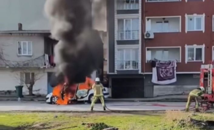 Park halindeki araç alev topuna döndü, itfaiye müdahale ederken patlama meydana geldi