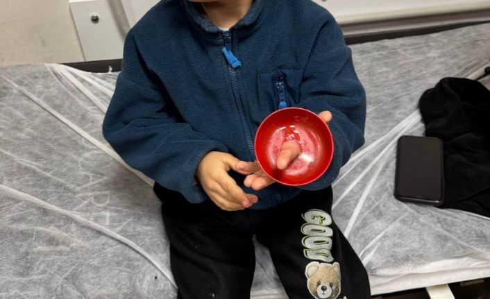 Parmağına zil çanı sıkışan çocuk için seferberlik