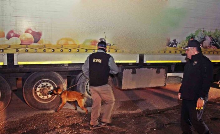 Polis yılbaşı gecesi 3 bin 612 kişinin kimlik sorgulamasını yapıp, 900 aracı kontrol etti