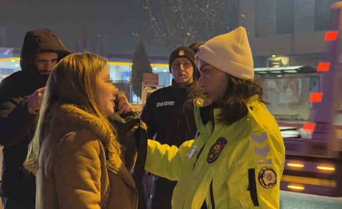 Polisi görünce park ettiği aracı ve içindeki kadını terk edip kaçtı