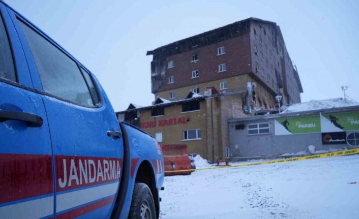 Sadece o oteldeki yangın merdiveni içeride