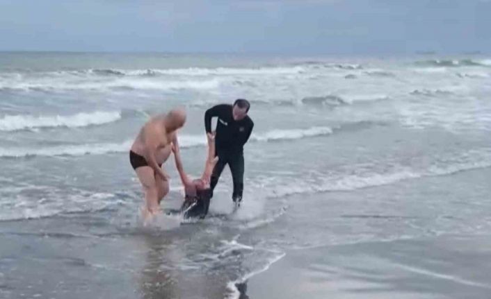 Samsun’da denize atlayan kadını polis kurtardı