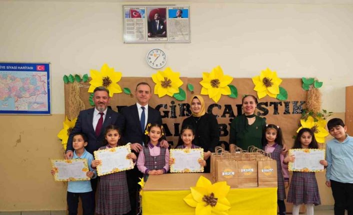 Sancaktepe Belediye Başkanı Yeğin öğrencilerin karne sevincine ortak oldu