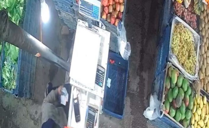 Şanlıurfa’da bir şahsın marketten para çalma anı kameraya yansıdı