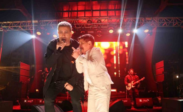 Şarkıcıları aratmayan performansıyla herkesi hayran bırakan Ahmet’in Haluk Levent’le aynı sahneyi paylaşma hayali gerçek oldu