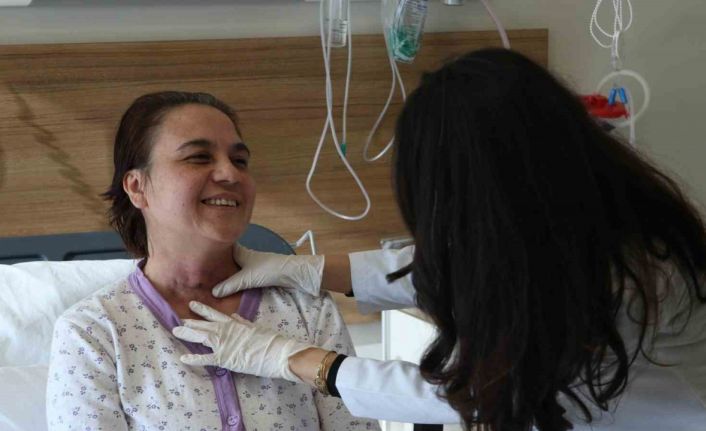 Sesini kaybeden 2 kız annesi, geçirdiği operasyonla eskisi gibi konuşabilmeye başladı