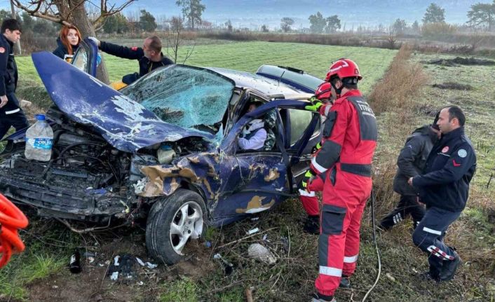 Seydikemer’de minibüs ile otomobil çarpıştı: 3 yaralı