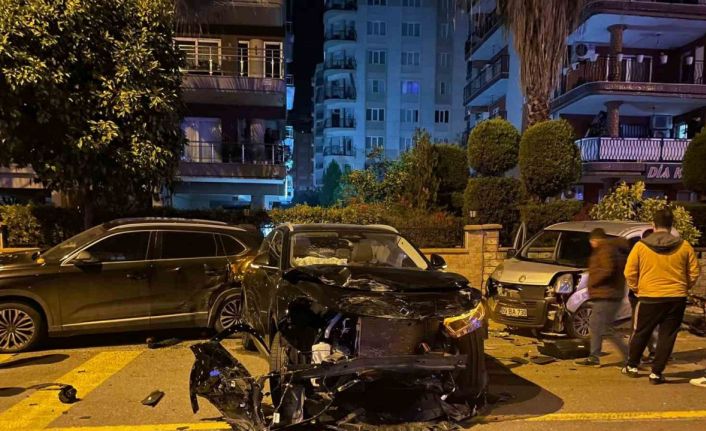 Seyir halindeyken bir başka araca çarpıp kaçtı, ortalık savaş alanına döndü