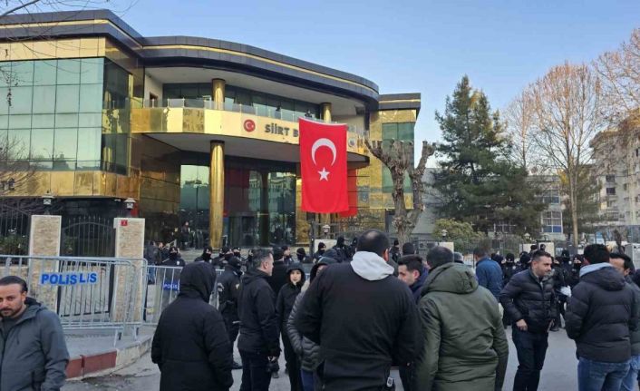 Siirt Belediyesi binasına kayyum kararı sonrası Türk bayrağı asıldı
