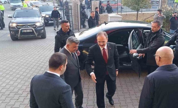 Siirt Belediyesine kayyum olarak görevlendirilen Vali Kızılkaya, belediyeye geçti