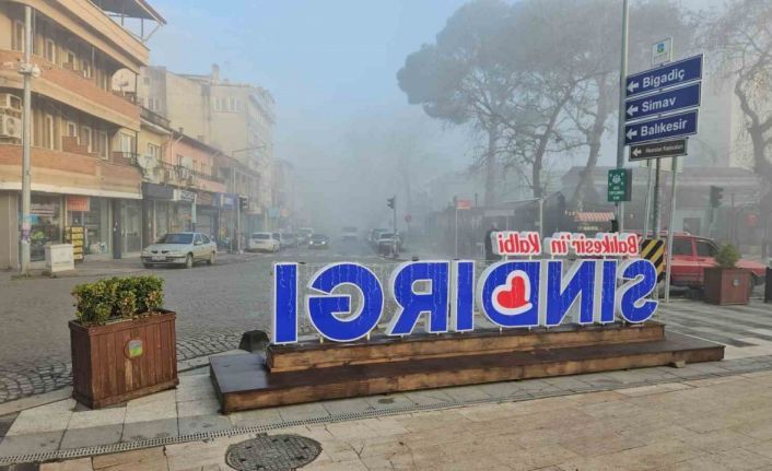 Sındırgı’da yoğun sis etkili oluyor