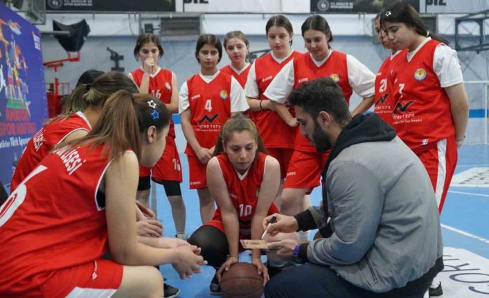 Şırnaklı işitme engelli A Milli Takım oyuncusu, gençleri basketbola teşvik ediyor