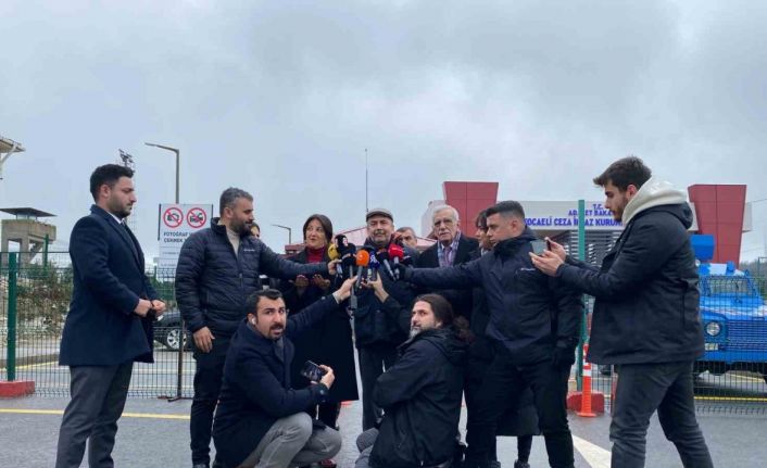 Sırrı Süreyya Önder: "Çok spekülatif tartışmalar oluyor, silah kadar zarar veren bir dil bu"