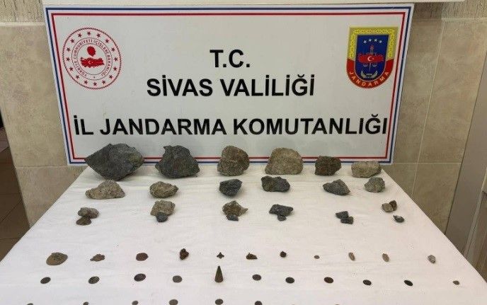 Sivas’ta tarihi eser niteliği taşıyan taşlar, sikkeler ve objeler ele geçirildi