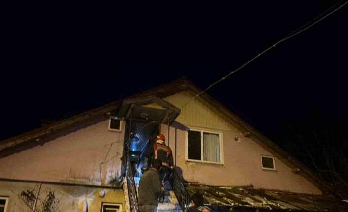 Soba bacasında çıkan yangın çatıya sıçradı