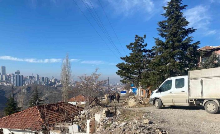 Sokak köpeklerinin saldırdığı depremzede kadın bebeğini kaybetme tehlikesi yaşıyor