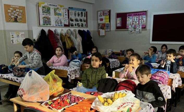 Somalı minikler sağlıklı beslenme ve matematiği pazarda öğrendi