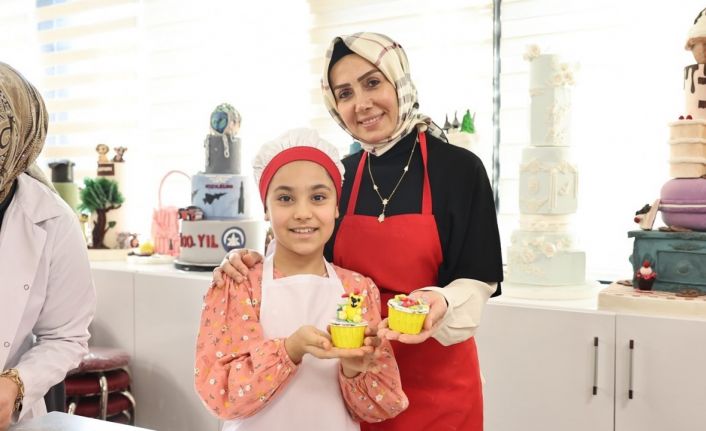 Sultangazi’de minik ellerden Neşeli Kekler Atölyesi