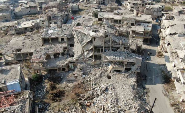 Suriye’de bombalanan binalar onarılıyor