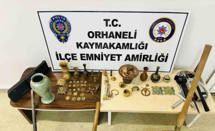 Tarihi eser kaçakçısı defineciler kazı yaparken yakalandı