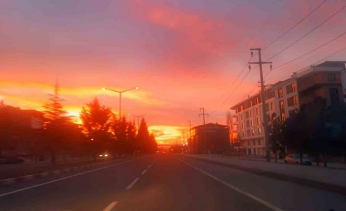Tavşanlı’da kızıl şafak gökyüzünü renklendirdi