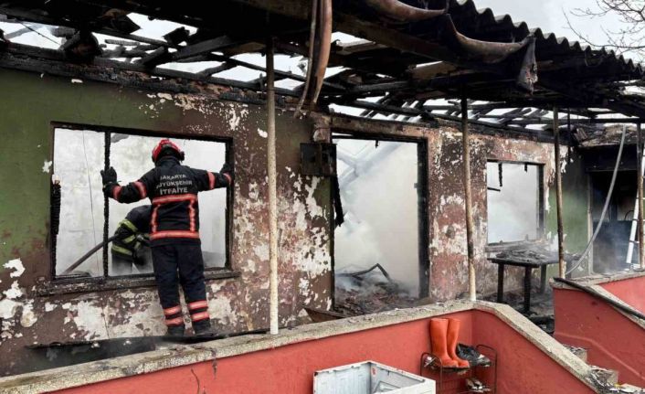 Tek katlı ev alevlere teslim oldu: Evli çift evden son anda çıktı
