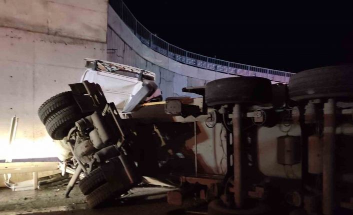 Tekirdağ’da üç araçlı trafik kazasında tır köprüye çarptı: 1 ağır yaralı