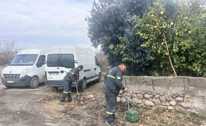 Temizlik işçileri ellerinde süpürgeleriyle sosyal medya akımına ayak uydurdu