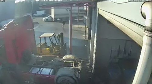 Tır, dorsesine takılı kalan otomobili metrelerce sürükledi