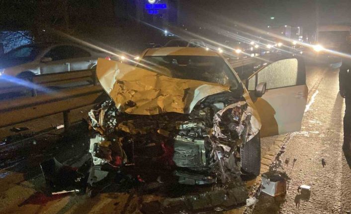 Tır, otomobil ile kamyonete çarptı: 4 yaralı