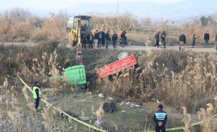 Traktör dere yatağına düştü: Dede öldü, torunu yara almadan kurtuldu