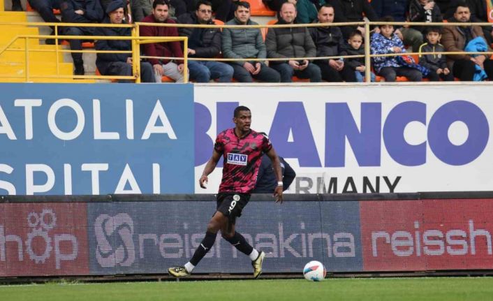 Trendyol Süper Lig: Alanyaspor: 2 - Başakşehir: 2 (İlk yarı)
