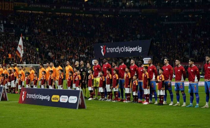 Trendyol Süper Lig: Galatasaray: 1 - Göztepe: 0 (Maç devam ediyor)