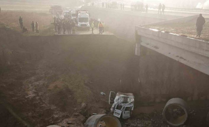 Tuzla’da servis minibüsü dere yatağına uçtu: 2 ölü, 13 yaralı
