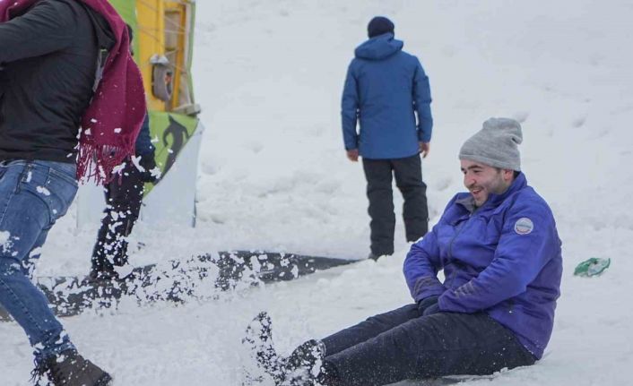 Uludağ’da 5 liralık poşetle kayak keyfi