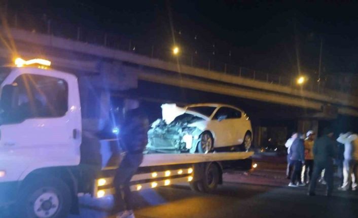 Ümraniye’de otomobil yolcu otobüsüne çarptı: 2 yaralı