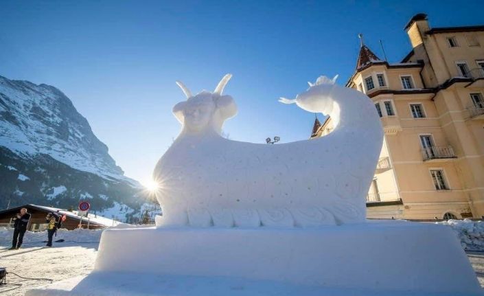 Uşak Üniversitesi takımı ’Şahmeran’ heykeliyle Dünya Kar Festivalinde birinci seçildi