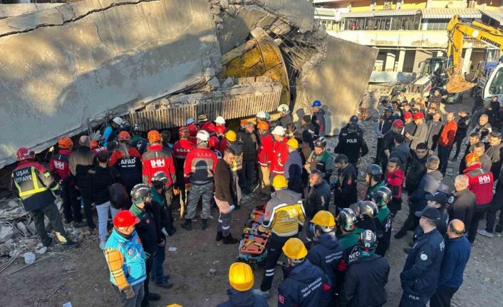 Uşak’ta enkaz altında kalan iş makinesi operatörünün cansız bedenine ulaşıldı