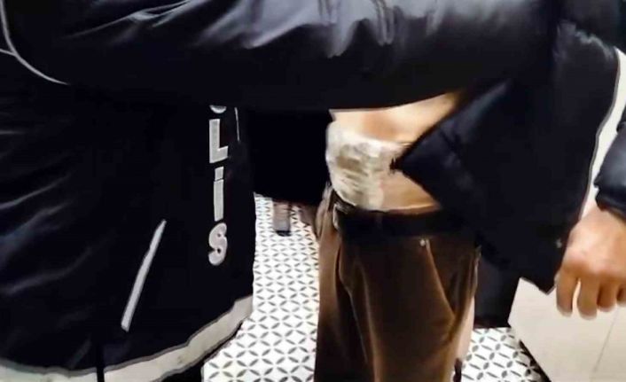 Uyuşturucuyu üzerine bantladı, polisten kaçamadı