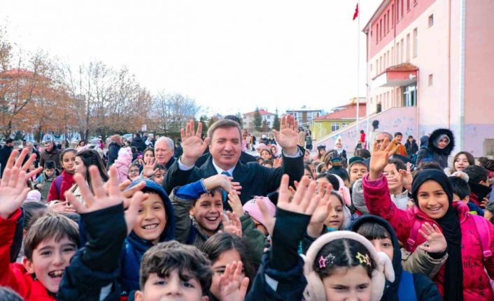 Vali Aydoğdu: “Kitaplar, size yoldaş olmaya hazır. Onların satırlarında hayallerinizi genişletin.”