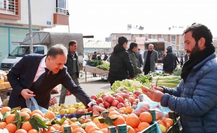 Vali Usta pazara indi, esnaf ve vatandaşla sohbet edip alışveriş yaptı