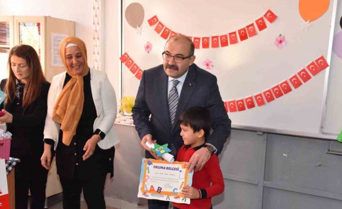 Vali Ustaoğlu kazada yaralanan öğrencilerin karnesini hasta yatağında teslim etti