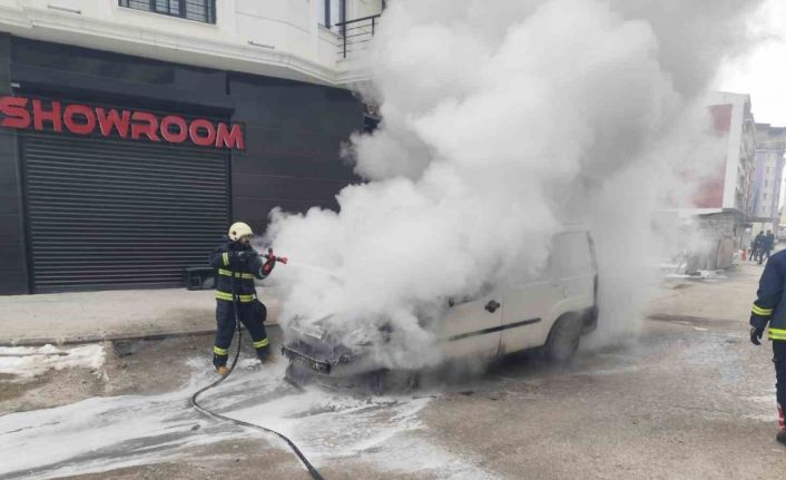 Van’da seyir halindeki araç yandı