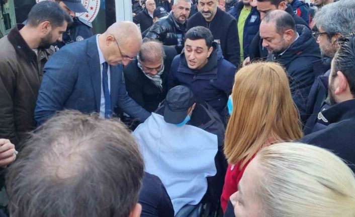 Vücudundaki kırıklara aldırmadı, özel izinle eşi ve 2 çocuğunu son yolculuklarına uğurladı