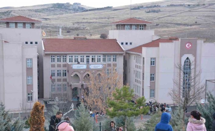 Yaklaşık 20 milyon öğrenci karnelerini alarak yarıyıl tatiline girdi