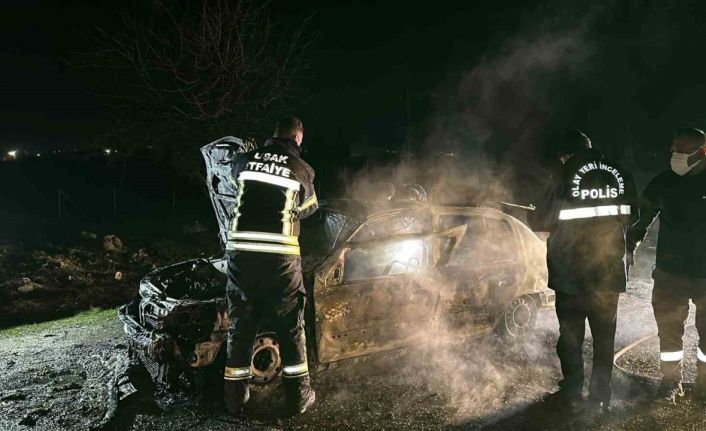 Yanan otomobilde feci şekilde can verdi