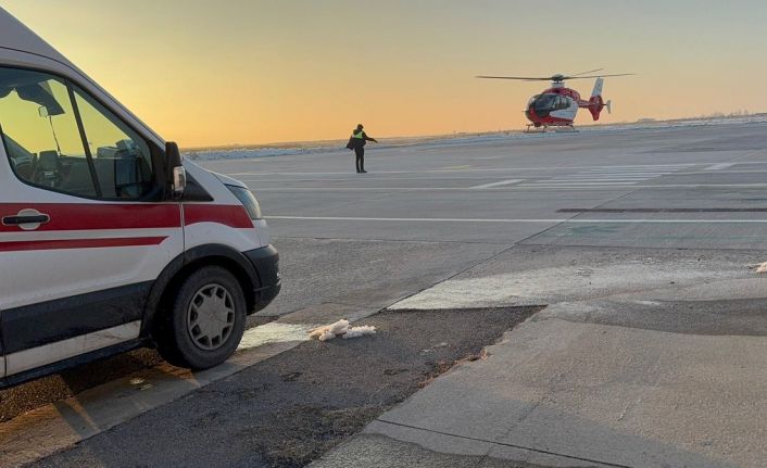Yanık tedavisi gören 3 yaşındaki çocuk ambulans helikopterle Van’a getirildi