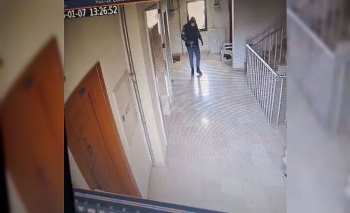 Yaşlı kadını ‘Polis’ diyerek kandırıp 1 milyon 500 bin lira dolandırdı, alem yaparken yakalandı